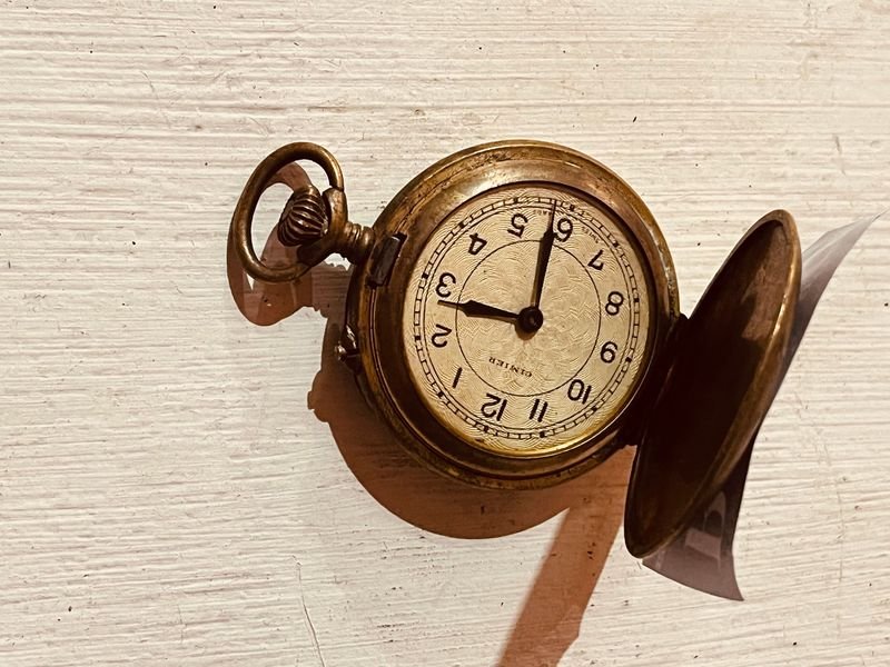 Lote anterior: Reloj de bolsillo antiguo con detalles ornamentales