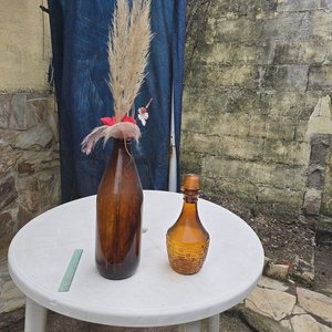 Dos Botellas Decorativas de Vidrio Ámbar - imagen 2