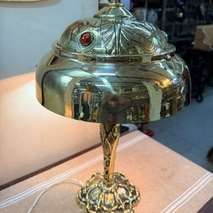 Lámpara de Mesa Antigua en Bronce con Pantalla Repujada y Cabujones - imagen 5
