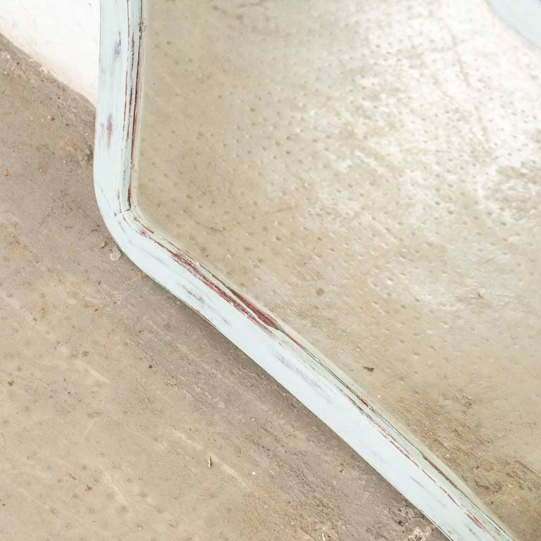 Espejo biselado francés con marco de madera tallada y pintada - imagen 3