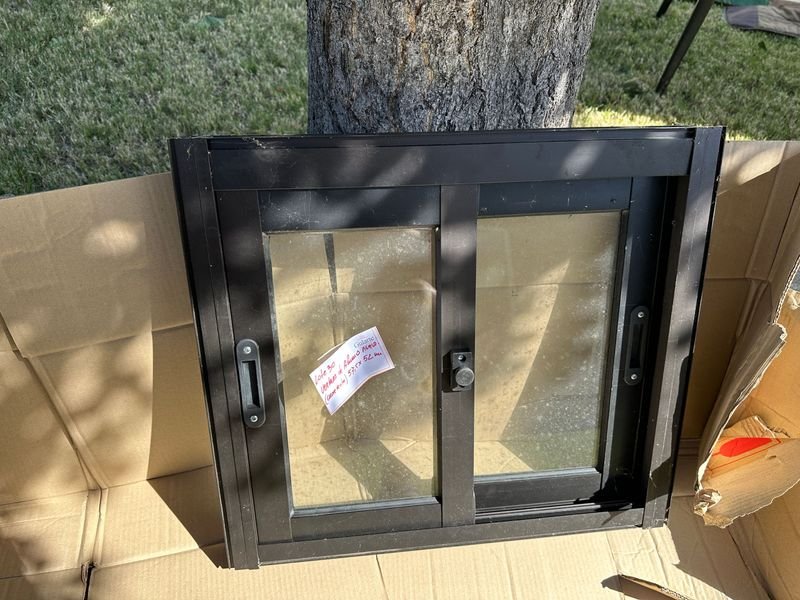 Ventana de aluminio nueva con cerradura central y etiqueta - imagen 4