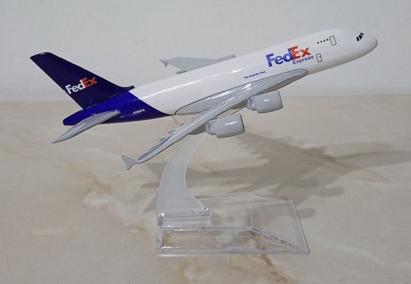 Avión Boeing 747 modelo de FedEx a escala - imagen 2