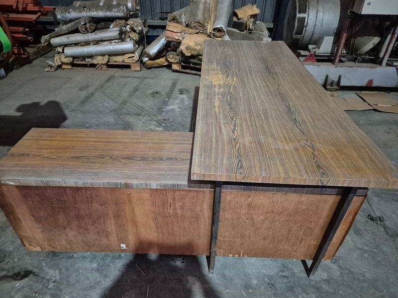 Escritorio de madera con estructura de metal en buen estado - imagen 2