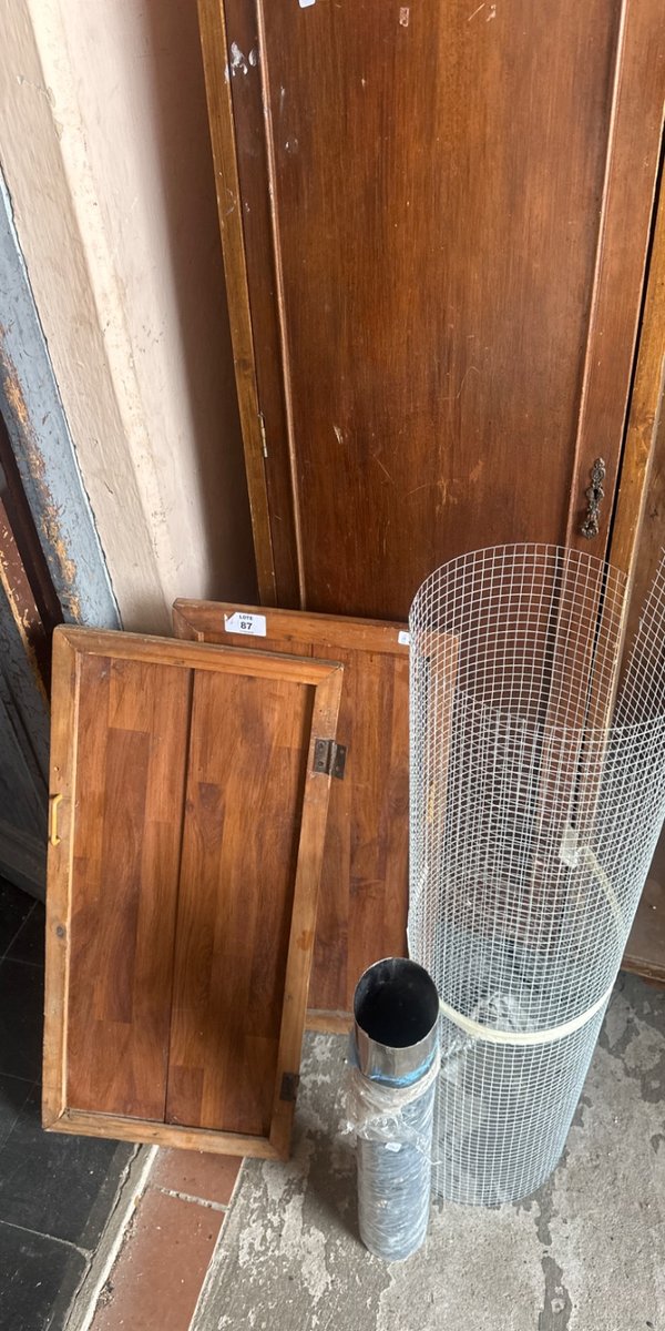 Puertas de Madera y Rollo de Malla Metálica