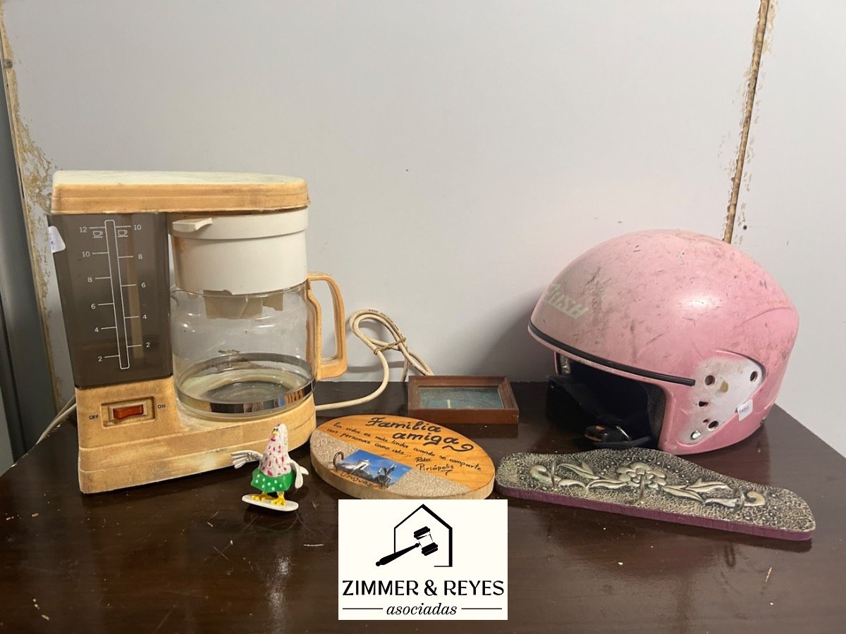 Cafetera Eléctrica y Casco Rosa Vintage