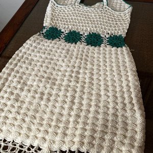 Vestido Tejido a Mano Crochet Blanco con Flores Verdes Talle M - imagen 2