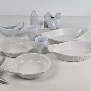 Lote de Cerámica Blanca: Fuentes, Tazas, Gallina y Más - imagen 1