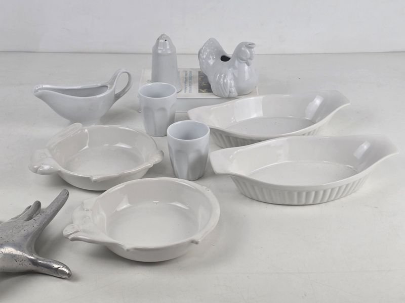 Lote de Cerámica Blanca: Fuentes, Tazas, Gallina y Más