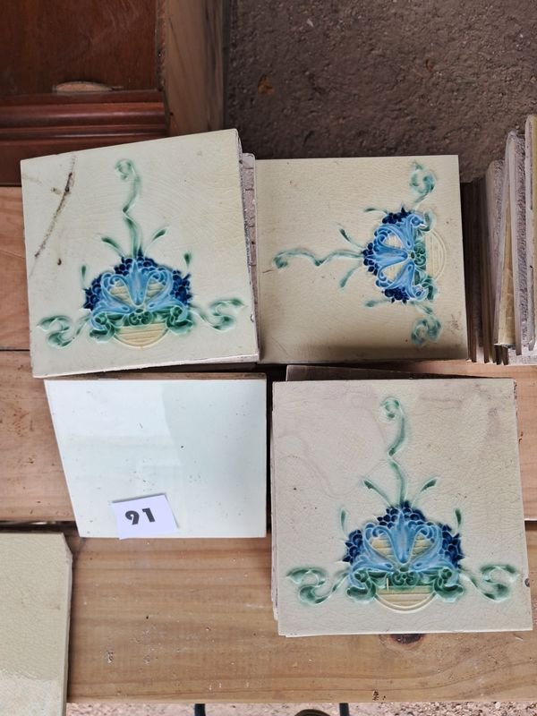 Lote siguiente: Lotes de mayólicas con flores en celeste