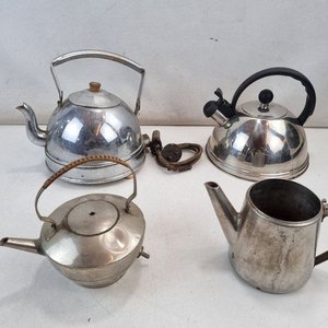 Lote siguiente: Conjunto de 4 Pavas y Jarra de Metal con Signos de Uso