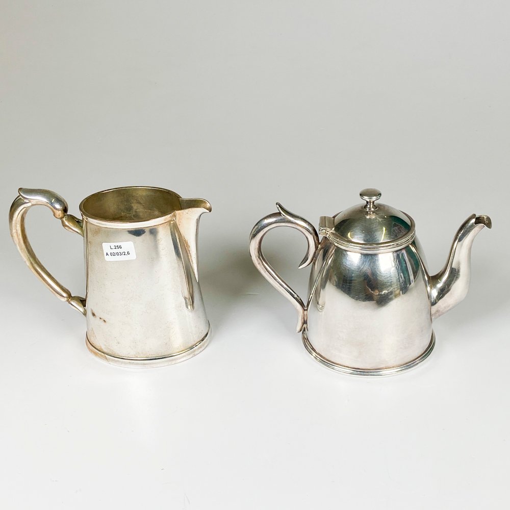 Lote siguiente: Dos piezas de metal CHRISTOFLE, lechera y tetera