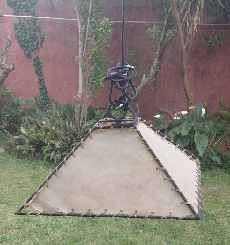 Lámpara de Techo Triangular de Cuero y Metal