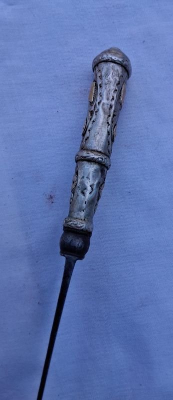 Cuchillo antiguo de plata y oro con decoración - imagen 3