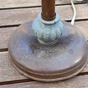 Dos lámparas de sobremesa de estilo Art Déco - con bases metálicas, columnas color bronce y pantallas de vidrio esmerilado - Medida con Pantalla: Alto 56,50 cm - imagen 6