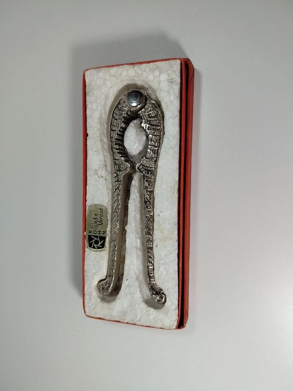Lote anterior: Antiguo casca de nueces en metal muy antiguo con estuche original