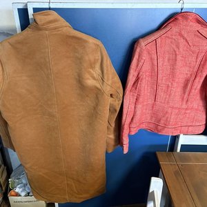 Gabardina Marrón y Saco Rojo de Dama - imagen 2