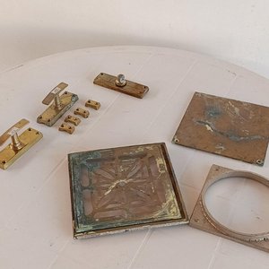 Lote siguiente: Lote de Herrajes y Placas de Bronce