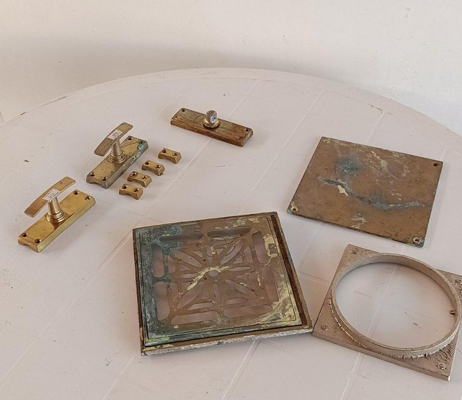 Lote de Herrajes y Placas de Bronce