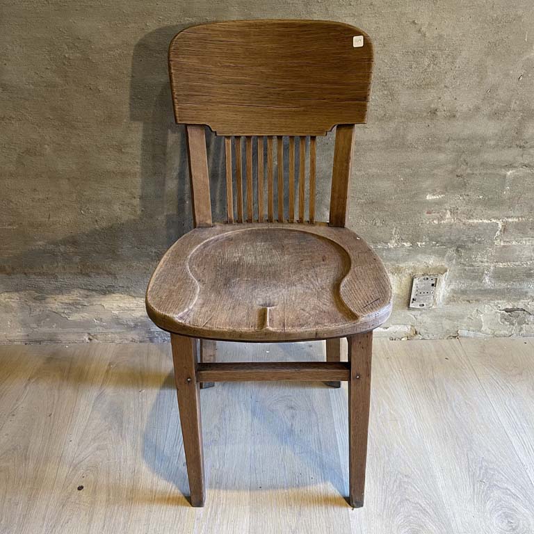 Lote siguiente: Silla en roble - Medidas: 41x41x80cm