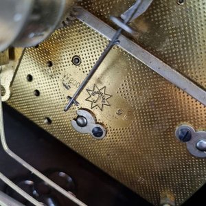 Antiguo Reloj de Sobremesa Junghans con Caja de Madera Curva y Maquinaria a la Vista - imagen 6