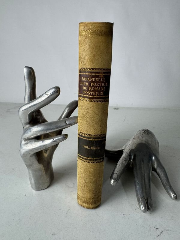 Lote siguiente: Retratos Poéticos de los Pontífices Romanos por Carlos Ripandelli