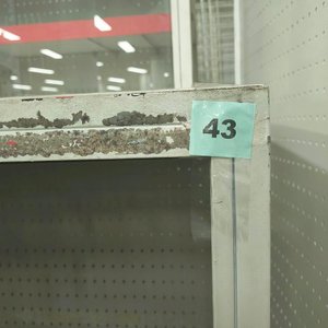 Vitrina Exhibidora Comercial con Frente de Vidrio y Base Cerrada - imagen 3
