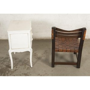 Mesita de Luz Blanca Estilo Regencia con Tres Cajones y Silla Matera de Madera y Cuero - imagen 3