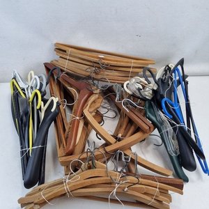 Lote de Perchas de Madera y Plástico en Varios Colores - imagen 2