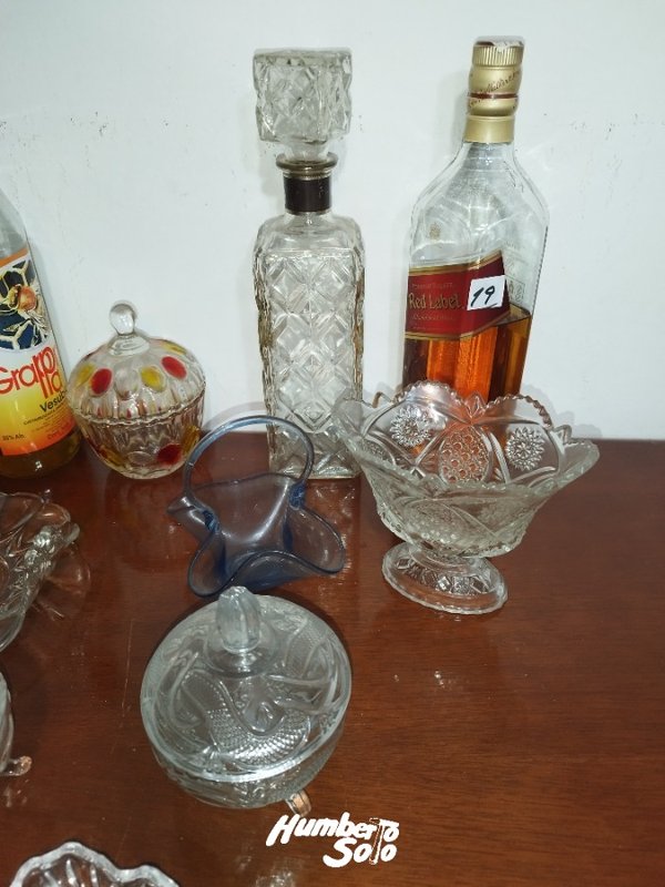 Botella de whisky y botella de grapa miel empezadas - imagen 1