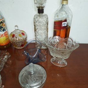  Botella de whisky y botella de grapa miel empezadas - imagen 1