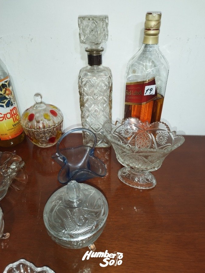 Botella de whisky y botella de grapa miel empezadas