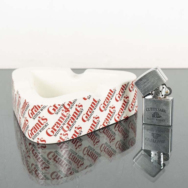 Lote siguiente: Cenicero Grants con mínima fisura y encendedor - Medidas: 17x17x5cm