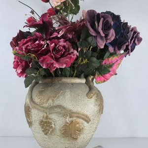 Lote siguiente: Jarrón Antiguo con Flores Artificiales y Relieves de Hiedra