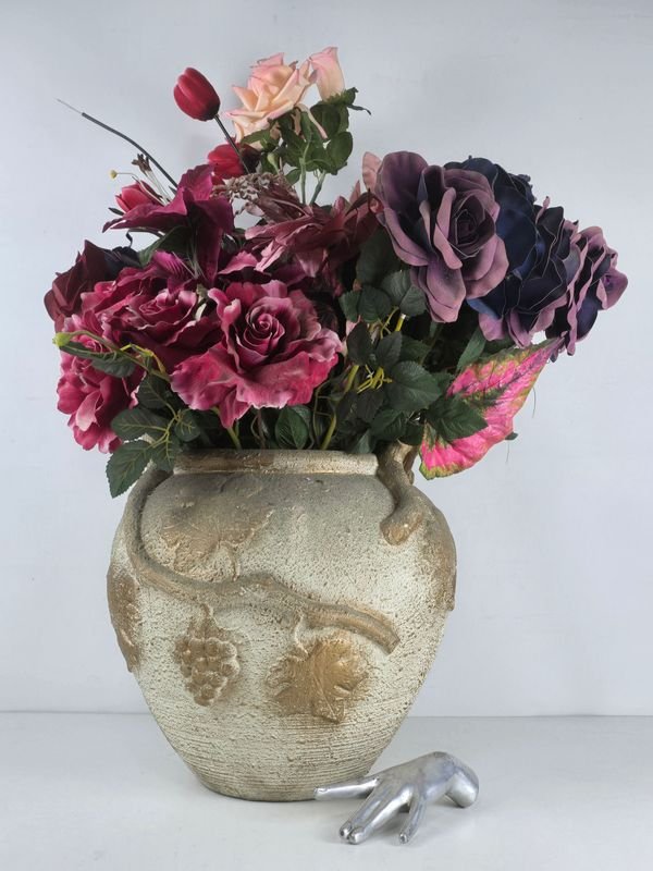 Jarrón Antiguo con Flores Artificiales y Relieves de Hiedra