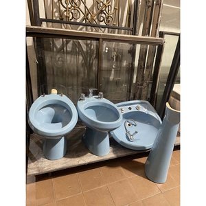 Juego de Baño de Loza Celeste: Inodoro, Bidet, Pileta con Grifería y Base - imagen 1