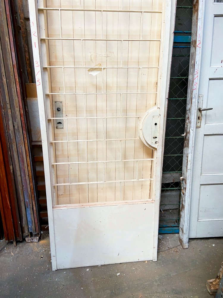 Puerta de madera antigua con reja - imagen 3