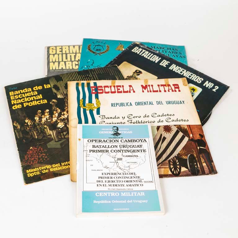 Lote siguiente: Colección Militar con Discos y Libro de Operación Camboya