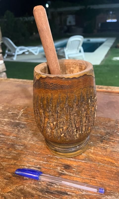 Mortero de madera con mano incorporada - imagen 2