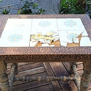 Mesa auxiliar Rústica  de estilo Jacobino rustico de madera noble con patas y travesaños torneadas - la  tapa rectangular decorada con patrones geométricos o animal print con un panel central con  azulejos  con detalles - Medidas 42,50 cm x 57 cm x 47 cm Alto / Con detalles de Tiempo y Uso - imagen 2