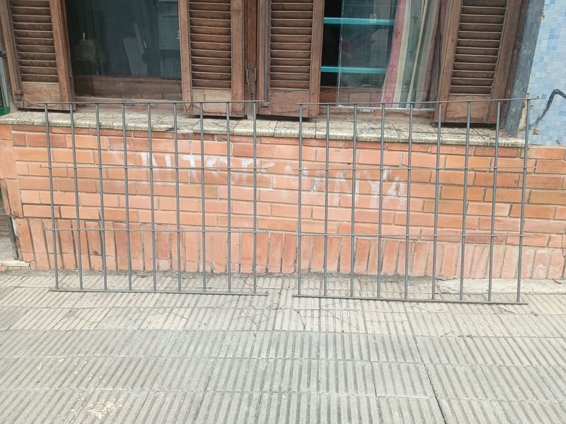 Rejas de metal y ladrillos para construcción - imagen 3