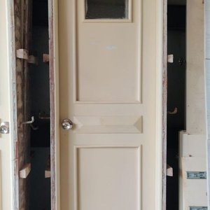 Lote anterior: Puerta de Cedro con Tablero Moldurado y Vidrio Superior