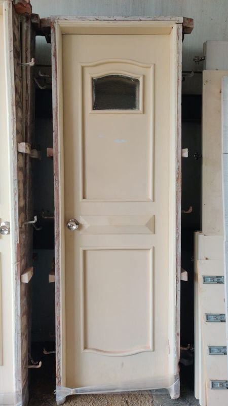 Puerta de Cedro con Tablero Moldurado y Vidrio Superior