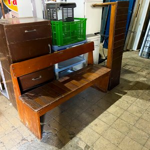Dos bancos de madera pino nacional, uno con respaldo - imagen 2