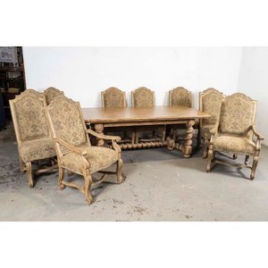 Lote siguiente: Juego de Comedor Renacimiento: Mesa de Roble Tallado con Extensiones, 8 Sillas y 2 Sillones Tapizados