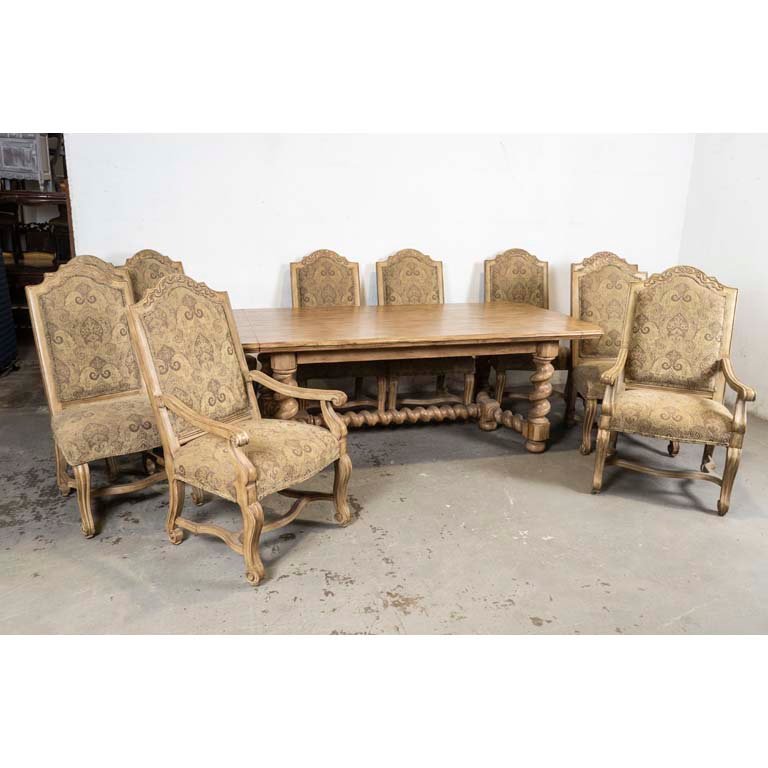 Juego de Comedor Renacimiento: Mesa de Roble Tallado con Extensiones, 8 Sillas y 2 Sillones Tapizados
