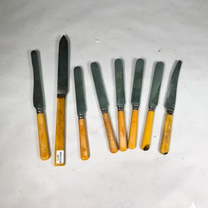 Lote siguiente: Siete Cuchillos con Mangos de Nácar y Simil Nácar
