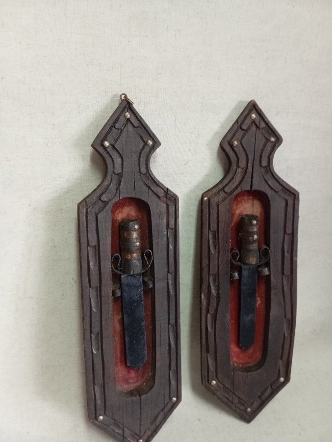 Dos adornos de madera con diseño tallado - imagen 4