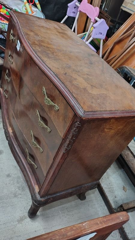 Comoda estilo americano con cajones y detalles en oro - imagen 4