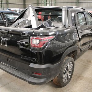 Camioneta Fiat Strada Volcánico Negra con Daños - imagen 2