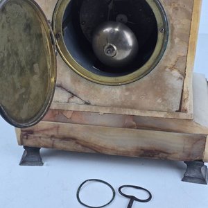 Reloj de sobremesa antiguo en bronce y alabastro con esfera esmaltada - imagen 7